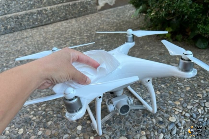 DJi Phantom 4 Drohne abwischen